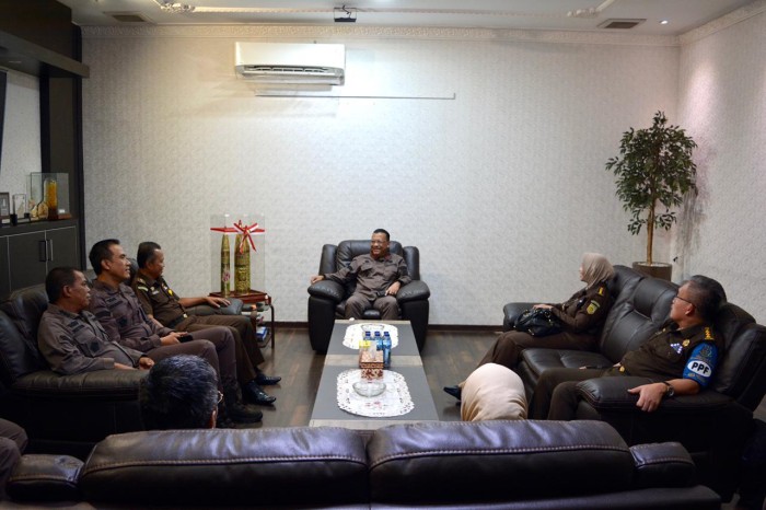 Kepala Kejaksaan Tinggi Kalimantan Selatan (Kajati Kalsel) Dr Mukri SH MH  bersama Tim penilai rapatkan soal perencasnan Zona Integritas (ZI) menuju Wilayah Bebas Korupsi  (WBK)- Wiklayah Birokrasi Bersih Melayani (WBB) pada satuan kerjanya, )SuarIndonesia/Ist)