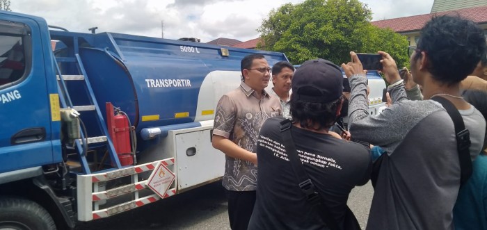 Direktur Reskrimum Polda Kalsel, Kombes Pol Erick Frendriz,dan aset yang disita. (SuarIndonesia/ZI)