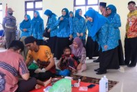 Ketua TP PKK Provinsi Kalsel Hj. Raudatul Jannah membawa kebahagian bagi masyarakat Jejangkit, Kabupaten Barito Kuala (Batola) (SuarIndonesia/adv)