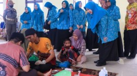 Ketua TP PKK Provinsi Kalsel Hj. Raudatul Jannah membawa kebahagian bagi masyarakat Jejangkit, Kabupaten Barito Kuala (Batola) (SuarIndonesia/adv)