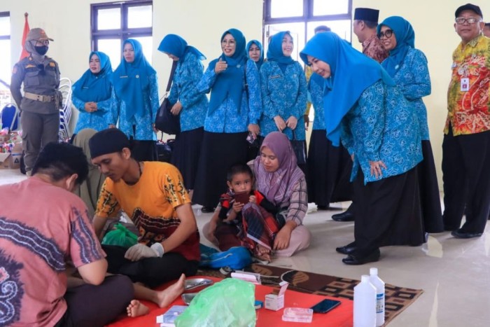 Ketua TP PKK Provinsi Kalsel Hj. Raudatul Jannah membawa kebahagian bagi masyarakat Jejangkit, Kabupaten Barito Kuala (Batola) (SuarIndonesia/adv)