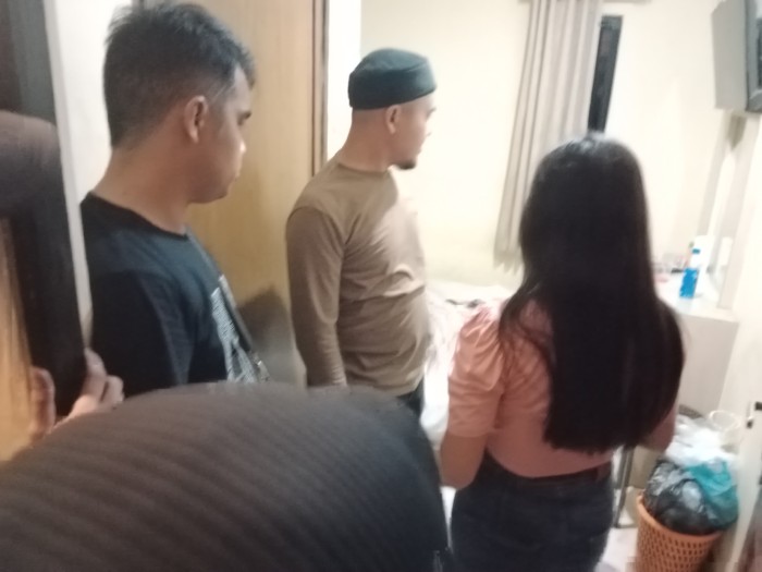 Kesekian kalinya anggota Polsekta Banjarmasin Tengah, melakukan razia pada sejumlah hotel melati, dan  anggota mengamankan empat paaangan tik bisa menunjukan surat nikah, dan satu orang tak ada menunjukan KTP, Sabtu (30/3/2024) malam.(SuarIndonesia/DO)