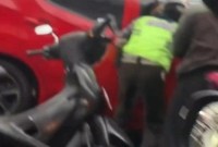 Mobil Honda  Brio warna merah mencuri perhatian warga yang melintas di kawasan Jalan A Yani Km 4 tepatnya bawah Fly Over Banjarmasin, Selasa (25/3/2024) sore (SuarIndonesia/Ist)