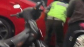 Mobil Honda  Brio warna merah mencuri perhatian warga yang melintas di kawasan Jalan A Yani Km 4 tepatnya bawah Fly Over Banjarmasin, Selasa (25/3/2024) sore (SuarIndonesia/Ist)