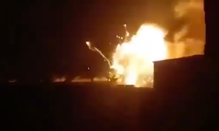 Serangan udara Israel menerangi langit malam di Aleppo, Suriah, pada dini hari Jumat (29/3/2024) pagi. [Foto: X.com]