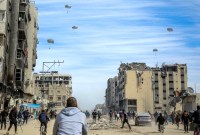 
Warga Gaza mengejar bantuan makanan yang diterjunkan AS. [arise.tv]