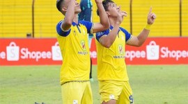 Skuad Barito Putera merayakan gol Eksel Runtukahu ke gawang Bali United, Senin (4/3/2024). [ig @psbaritoputeraofficial]