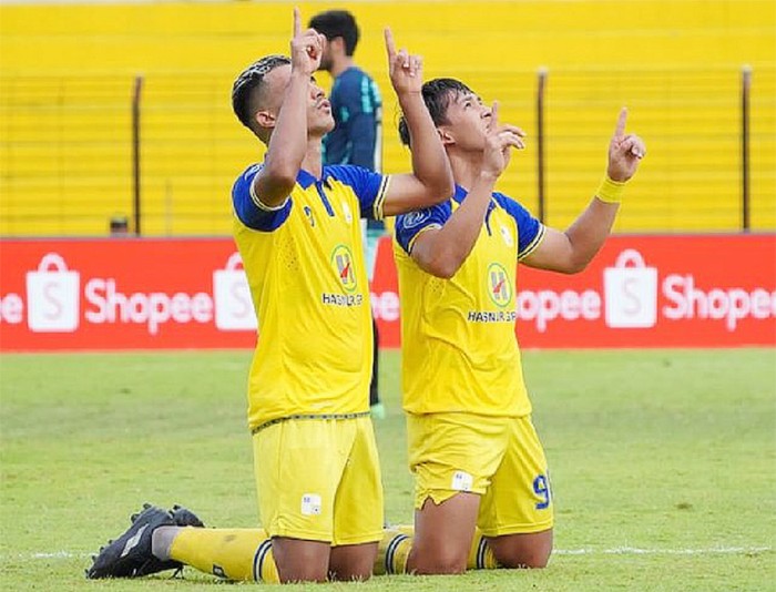 Skuad Barito Putera merayakan gol Eksel Runtukahu ke gawang Bali United, Senin (4/3/2024). [ig @psbaritoputeraofficial]