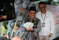 Gubernur Kalsel, H Sahbirin Noor diwakili Asisten Bidang Ekonomi dan Pembangunan Pemprov,, Muhammad Amin, bersama Kepala Kantor Perwakilan Bank Indonesia Provinsi Kalsel, Wahyu Pratomo, meluncurkan program Semarak Rupiah Ramadhan dan Berkah Idul Fitri (SERAMBI) 1445 Hijriah,, Jumat (15/3) sore di halaman Kantor Perwakilan BI Kalsel di Banjarmasin. (SuarIndonesia/SU)