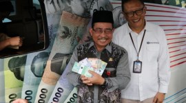 Gubernur Kalsel, H Sahbirin Noor diwakili Asisten Bidang Ekonomi dan Pembangunan Pemprov,, Muhammad Amin, bersama Kepala Kantor Perwakilan Bank Indonesia Provinsi Kalsel, Wahyu Pratomo, meluncurkan program Semarak Rupiah Ramadhan dan Berkah Idul Fitri (SERAMBI) 1445 Hijriah,, Jumat (15/3) sore di halaman Kantor Perwakilan BI Kalsel di Banjarmasin. (SuarIndonesia/SU)