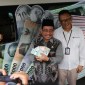 Gubernur Kalsel, H Sahbirin Noor diwakili Asisten Bidang Ekonomi dan Pembangunan Pemprov,, Muhammad Amin, bersama Kepala Kantor Perwakilan Bank Indonesia Provinsi Kalsel, Wahyu Pratomo, meluncurkan program Semarak Rupiah Ramadhan dan Berkah Idul Fitri (SERAMBI) 1445 Hijriah,, Jumat (15/3) sore di halaman Kantor Perwakilan BI Kalsel di Banjarmasin. (SuarIndonesia/SU)