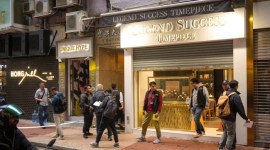 Para perampok mengincar Jam Tangan Legend Success di Jalan Foo Ming di Causeway Bay, dan merampas 30 jam tangan mewah dari toko tersebut. [Foto: SCMP/Eugene Lee]