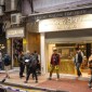 Para perampok mengincar Jam Tangan Legend Success di Jalan Foo Ming di Causeway Bay, dan merampas 30 jam tangan mewah dari toko tersebut. [Foto: SCMP/Eugene Lee]