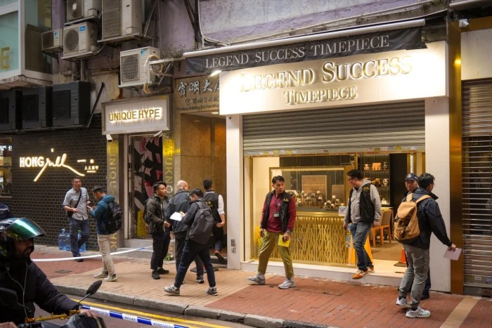 Para perampok mengincar Jam Tangan Legend Success di Jalan Foo Ming di Causeway Bay, dan merampas 30 jam tangan mewah dari toko tersebut. [Foto: SCMP/Eugene Lee]