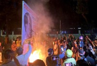 
Pedemo yang menggelar aksi di depan KPU RI membakar spanduk bergambar Jokowi hingga Anwar Usman, Senin (18/3/2024). [CNNIndonesia/Arief B]