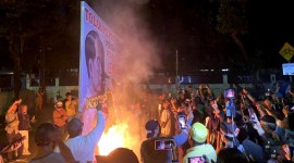 
Pedemo yang menggelar aksi di depan KPU RI membakar spanduk bergambar Jokowi hingga Anwar Usman, Senin (18/3/2024). [CNNIndonesia/Arief B]