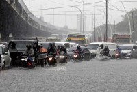 Foto Ilustrasi. BMKG memprediksi cuaca ekstrem berupa hujan dengan intensitas sedang hingga lebat masih akan terjadi hingga Lebaran 2024. [CNNIndonesia/Adhi W]