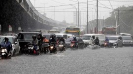 Foto Ilustrasi. BMKG memprediksi cuaca ekstrem berupa hujan dengan intensitas sedang hingga lebat masih akan terjadi hingga Lebaran 2024. [CNNIndonesia/Adhi W]