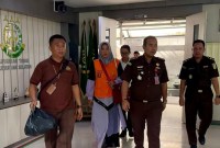 wanita berinisial HYR, ditahan tim Pidsus Kejati Kalsel, Rabu (6/3/2024) (SuarIndonesia/Ist)