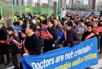 Para dokter di Korsel melakukan aksi mogok massal dan menggelar aksi memprotes rencana kebijakan pemerintah. [AFP/IndiaTimes]