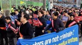 Para dokter di Korsel melakukan aksi mogok massal dan menggelar aksi memprotes rencana kebijakan pemerintah. [AFP/IndiaTimes]