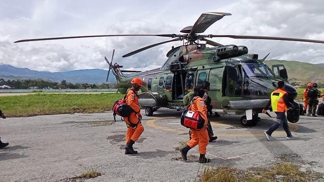 Foto Ilustrasi. Pencarian pesawat kargo Smart Aviation PK SNE yang hilang kontak di wilayah Binuang, Kalimantan Utara menggunakan helikopter milik TNI Kodam Mulawarman. [Foto: Arsip Basarnas]