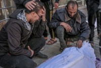 Orang-orang berduka di rumah sakit al-Shifa di Kota Gaza atas jenazah seorang warga Palestina yang tewas dalam insiden ketika pasukan Israel melepaskan tembakan setelah kerumunan orang berkumpul di titik distribusi bantuan pada hari Kamis. [Foto: AFP/Getty Images]