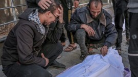 Orang-orang berduka di rumah sakit al-Shifa di Kota Gaza atas jenazah seorang warga Palestina yang tewas dalam insiden ketika pasukan Israel melepaskan tembakan setelah kerumunan orang berkumpul di titik distribusi bantuan pada hari Kamis. [Foto: AFP/Getty Images]