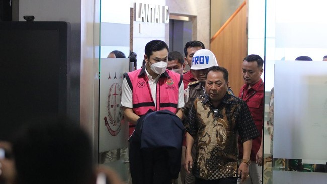 Kejaksaan Agung (Kejagung) langsung menahan suami Sandra Dewi, Harvey Moeis usai ditetapkan sebagai tersangka kasus dugaan korupsi tata niaga komoditas timah wilayah Izin Usaha Pertambangan (IUP) PT Timah Tbk tahun 2015-2022. [Dok. Kejagung]