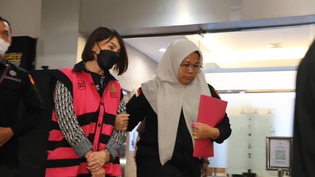 
Setelah menetapkan status sebagai tersangka kasus korupsi IUP Timah, Kejagung langsung menahan Crazy Rich PIK Helena Lim di Rutan Salemba selama 20 hari ke depan. [Kejagung]