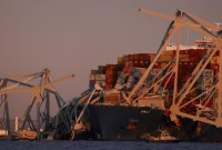
Sebanyak 20 orang diduga tenggelam akibat jembatan Baltimore runtuh di AS. Jembatan empat jalur ini membentang di atas Sungai Patapsco dan berfungsi sebagai jalur utama penyeberangan terluar pelabuhan Baltimore. Jembatan yang dikenal dengan nama lengkap Francis Scott Key Bridges ini juga menjadi penghubung vital jalur Interstate-695 atau Baltimore Beltway. [REUTERS/Julia Nikhinson]