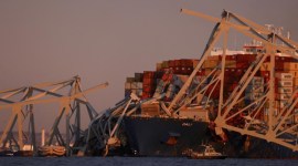 
Sebanyak 20 orang diduga tenggelam akibat jembatan Baltimore runtuh di AS. Jembatan empat jalur ini membentang di atas Sungai Patapsco dan berfungsi sebagai jalur utama penyeberangan terluar pelabuhan Baltimore. Jembatan yang dikenal dengan nama lengkap Francis Scott Key Bridges ini juga menjadi penghubung vital jalur Interstate-695 atau Baltimore Beltway. [REUTERS/Julia Nikhinson]