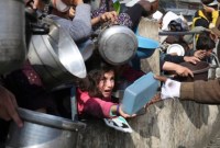 Antre untuk mendapatkan makanan gratis.[AP Photo]