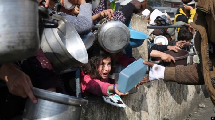 Antre untuk mendapatkan makanan gratis.[AP Photo]