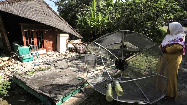 Gempa bumi di Bawean, Jawa Timur. [ANTARA FOTO/Rizal H]