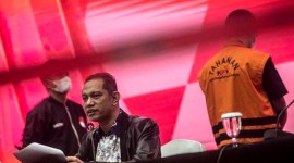 
Nurul Ghufron, Wakil Ketua KPK mengatakan dalam jumpa persnya membuka penyidikan kasus dugaan korupsi di Lembaga Pembiayaan Ekspor Indonesia (LPEI) kepada beberapa perusahaan. [ANTARA Foto/Aprillio A]