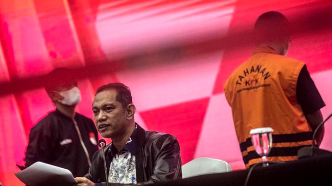 
Nurul Ghufron, Wakil Ketua KPK mengatakan dalam jumpa persnya membuka penyidikan kasus dugaan korupsi di Lembaga Pembiayaan Ekspor Indonesia (LPEI) kepada beberapa perusahaan. [ANTARA Foto/Aprillio A]