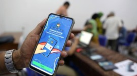 Warga melakukan aktivasi Identitas Kependudukan Digital (IKD) ke petugas Disdukcapil (Dinas Kependudukan Catatan Sipil) di Balai Warga RW 014, Duren Sawit, Jakarta Timur, Kamis (30/3/2023). [CNNIndonesia/Safir M]