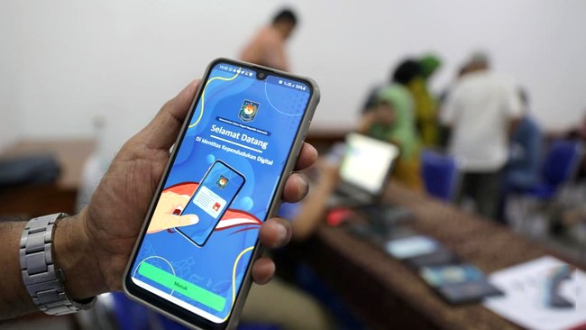 Warga melakukan aktivasi Identitas Kependudukan Digital (IKD) ke petugas Disdukcapil (Dinas Kependudukan Catatan Sipil) di Balai Warga RW 014, Duren Sawit, Jakarta Timur, Kamis (30/3/2023). [CNNIndonesia/Safir M]