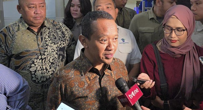 Menteri Investasi Bahlil Lahadalia mendatangi Bareskrim Polri guna melaporkan sejumlah orang yang mencatut namanya untuk meminta uang dari pengusaha tambang, Selasa (19/3/2024). [CNNIndonesia/Taufiq H]