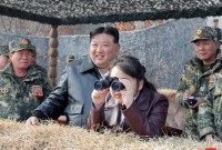 Momen Kim Jong Un dan putrinya Ju Ae saksikan latihan perang militer Korut. [KCNA via REUTERS]