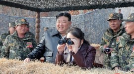 Momen Kim Jong Un dan putrinya Ju Ae saksikan latihan perang militer Korut. [KCNA via REUTERS]
