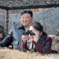 Momen Kim Jong Un dan putrinya Ju Ae saksikan latihan perang militer Korut. [KCNA via REUTERS]