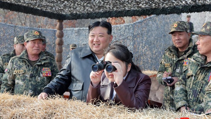 Momen Kim Jong Un dan putrinya Ju Ae saksikan latihan perang militer Korut. [KCNA via REUTERS]