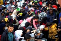 Suasana warga berebut bantuan makanan jelang berbuka puasa di Gaza, Palestina. [AFP]