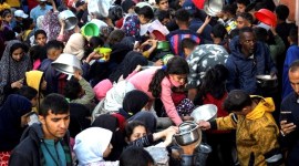 Suasana warga berebut bantuan makanan jelang berbuka puasa di Gaza, Palestina. [AFP]