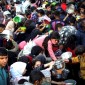 Suasana warga berebut bantuan makanan jelang berbuka puasa di Gaza, Palestina. [AFP]