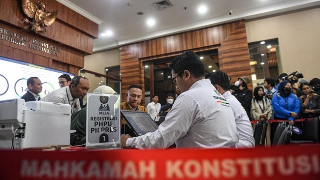 Ilustrasi. Sejumlah pihak telah mendaftarkan permohonan perkara perselisihan hasil pemilihan umum (PHPU) 2024 ke Mahkamah Konstitusi (MK). MK akan menggelar sidang perdana sengketa atau perselisihan hasil pemilu (PHPU) 2024 pada Rabu (27/3) mendatang. [ANTARA FOTO/Muhammad A]
