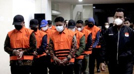 Sejumlah tersangka dalam kasus dugaan pungutan liar (pungli) di Rutan KPK. [ANTARA Foto/Reno Esnir]