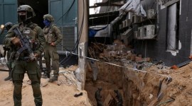 Pasukan Israel serang dan kepung RS Al Shifa di Jalur Gaza. [REUTERS/Ronen Zvulun]